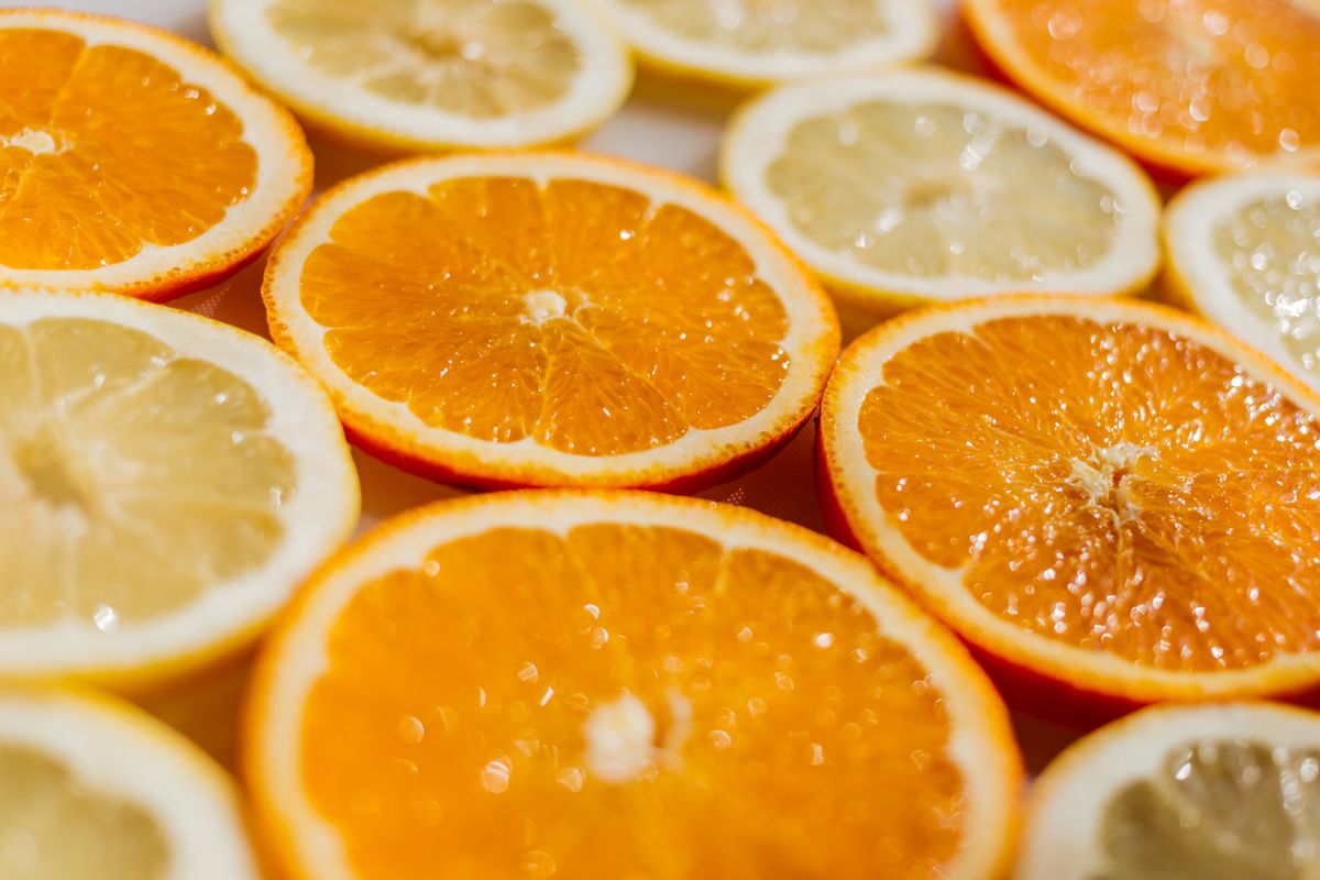 Taze narenciye ve limon dilimleri sitrat açısından zengin besinleri simgeliyor